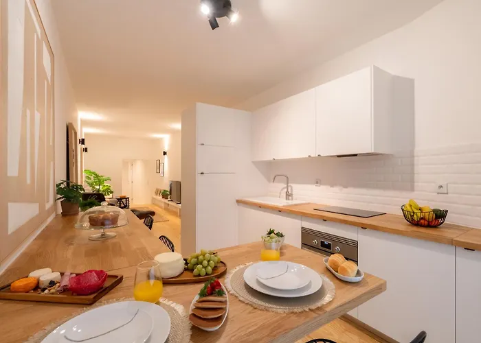 Modern & Stylish With Terrace By Hostwise דירה