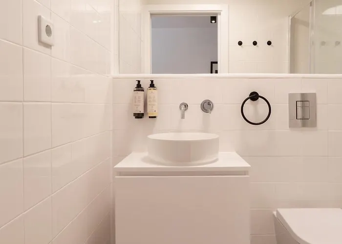 Modern & Stylish With Terrace By Hostwise *